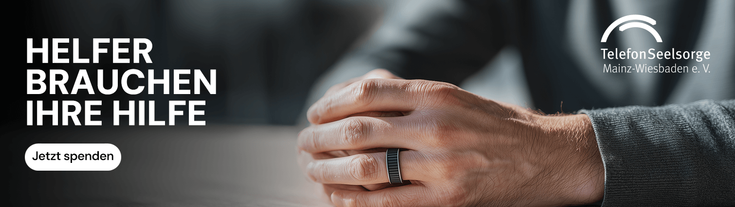 Hände ruhen gefaltet auf dem Tisch, daneben Text: ‚Helfer brauchen Ihre Hilfe‘ – Spenden-Aufruf.