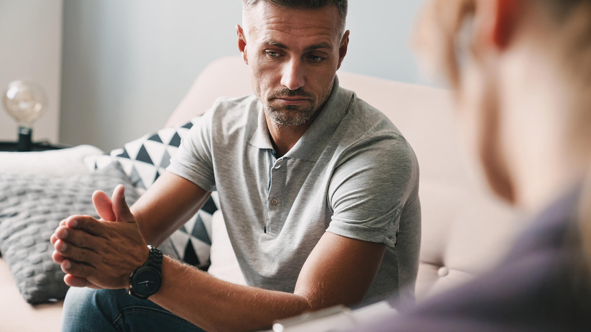 Zwei Männer im Gespräch – symbolisiert aufmerksames Zuhören